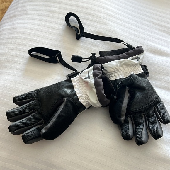 Kombi kids ski gloves. Black, grey and white. Great condition! - Picture 2 of 4